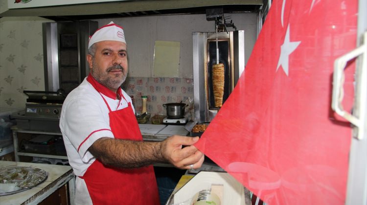 [Resim: esnafin_bayrak_hassasiyeti_bayraga_el_uz...04_363.jpg]