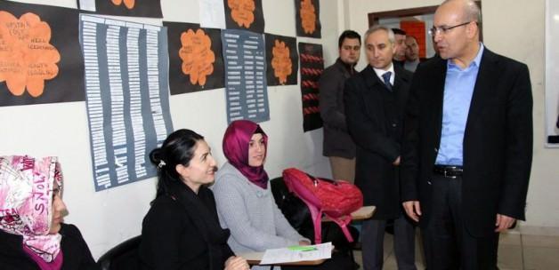 Bakan Şimşek’in İngilizcesi kursiyerleri terletti