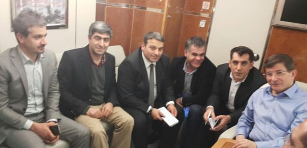 Davutoğlu'ndan uçakta özel açıklamalar Davutoğlu'ndan uçakta özel açıklamalar