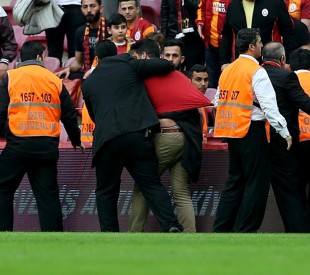 Arena'da taraftar sahaya girmek istedi