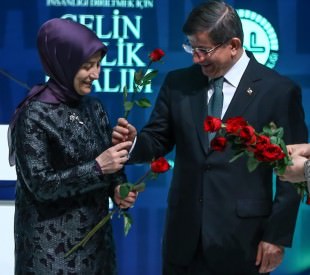 Başbakan'dan eşine kırmızı g&uuml;l