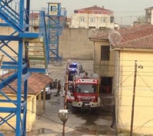 Kadın mahkumlar koğuşu ateşe verdi