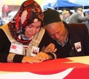 Şehit oğluna ambulansın i&ccedil;inde veda etti