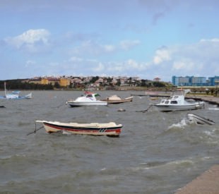 Şiddetli lodos tekneleri batırdı