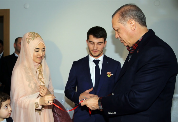 Nişan yüzüklerini Cumhurbaşkanı Erdoğan taktı