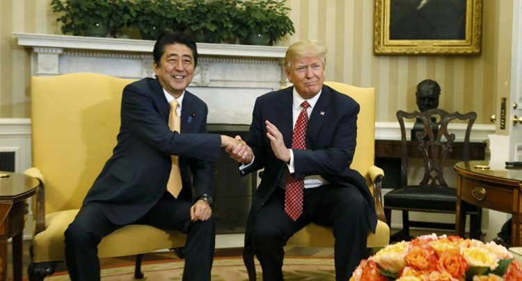 Trump-Trudeau görüşmesinde dikkat çeken kare