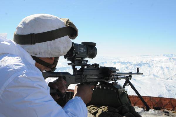 Komandolar Irak sınırını teröristlerden temizledi