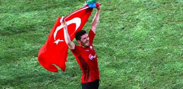 Tarihi başarı! Türk bayrağıyla tur attı!